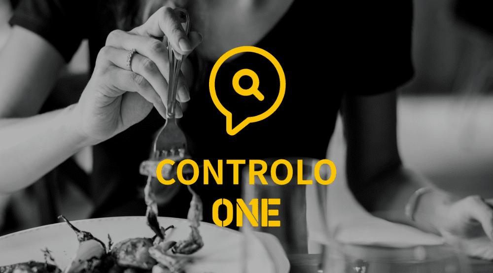 senhora a comer com um garfo na mão com a legenda "controlo ONE"