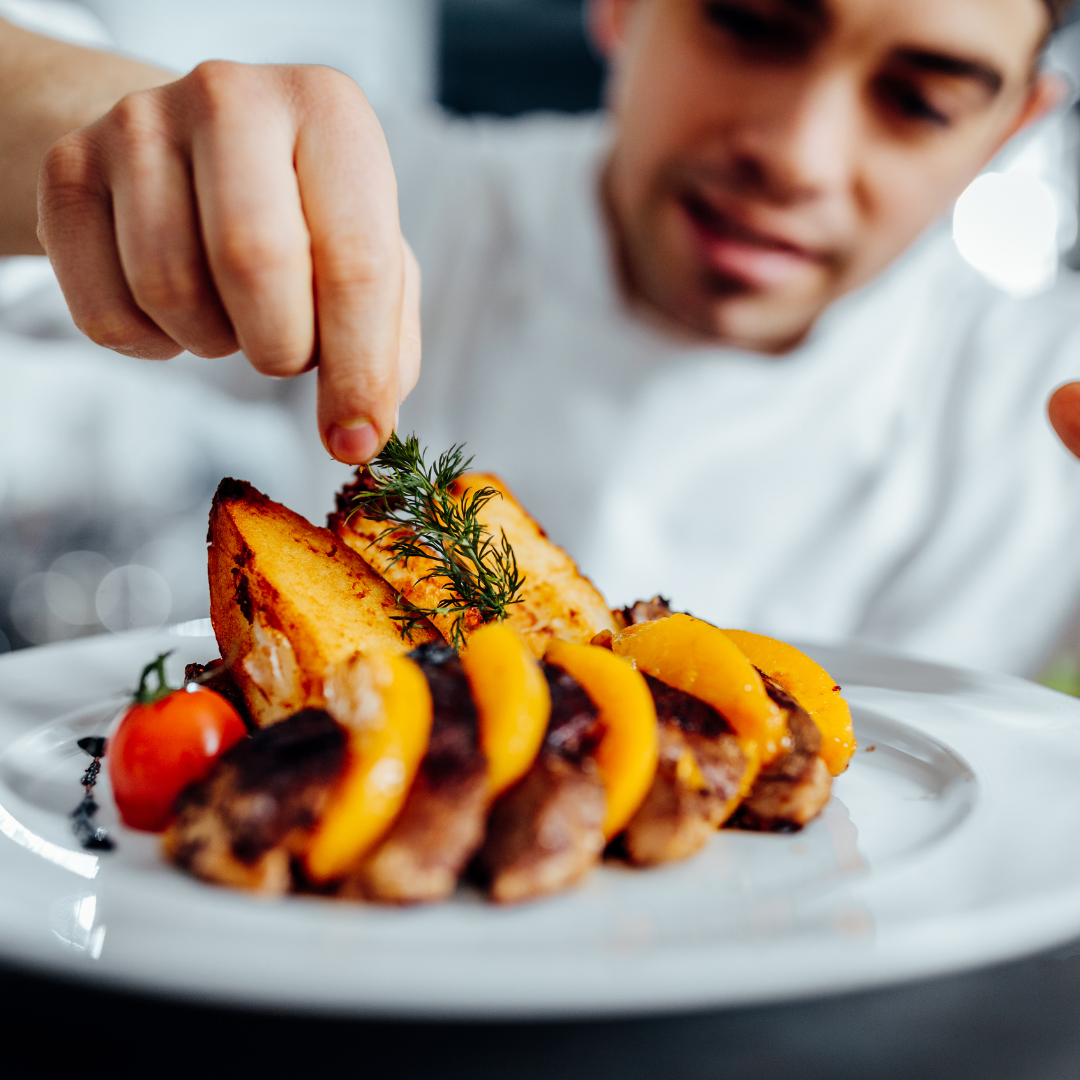 cfef de cozinha a empratar um prato culinário