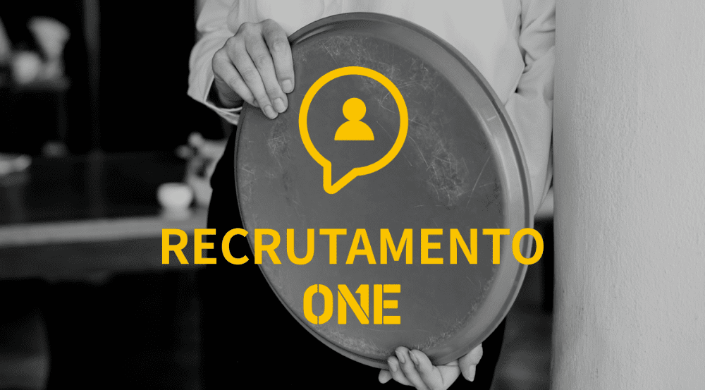 Senhora com uma bandeja de restauração com a legenda #recrutamento ONE"