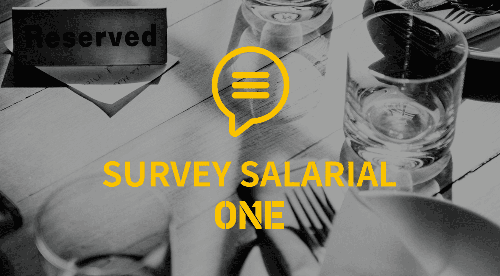 mesa num restaurante com a legenda "survey salarial ONE"